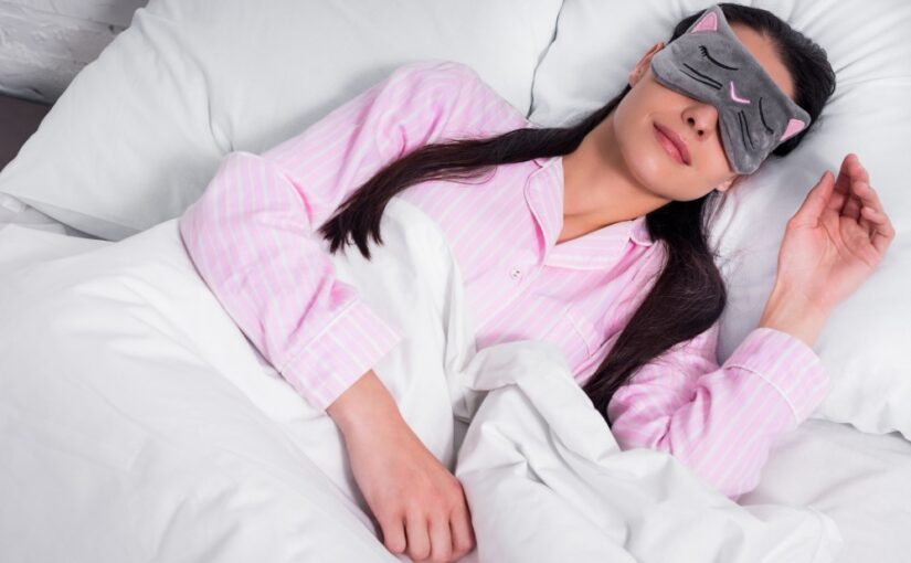 Kvinde der sover med en sjov sovemaske på